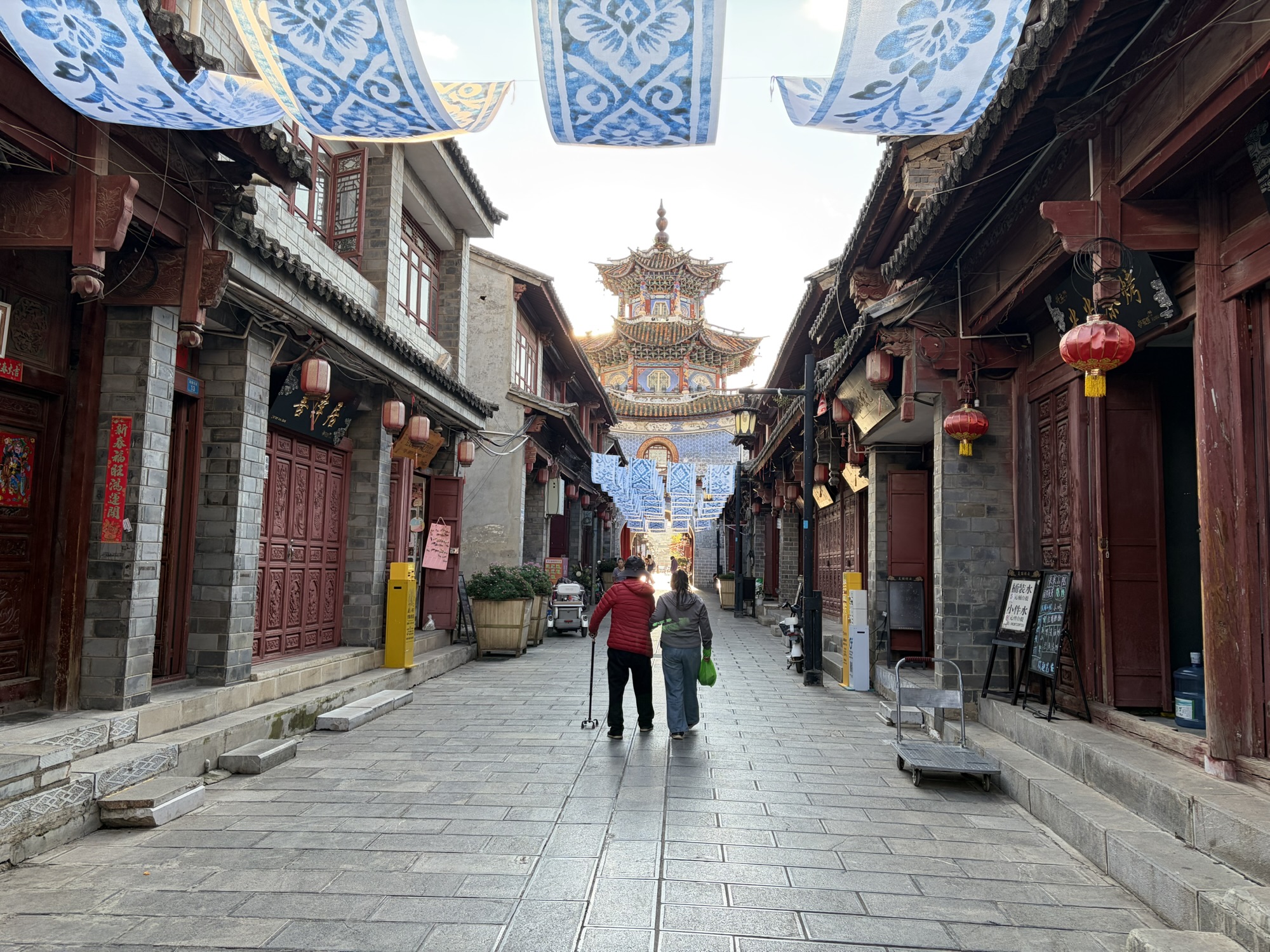 Through the hills to Dali